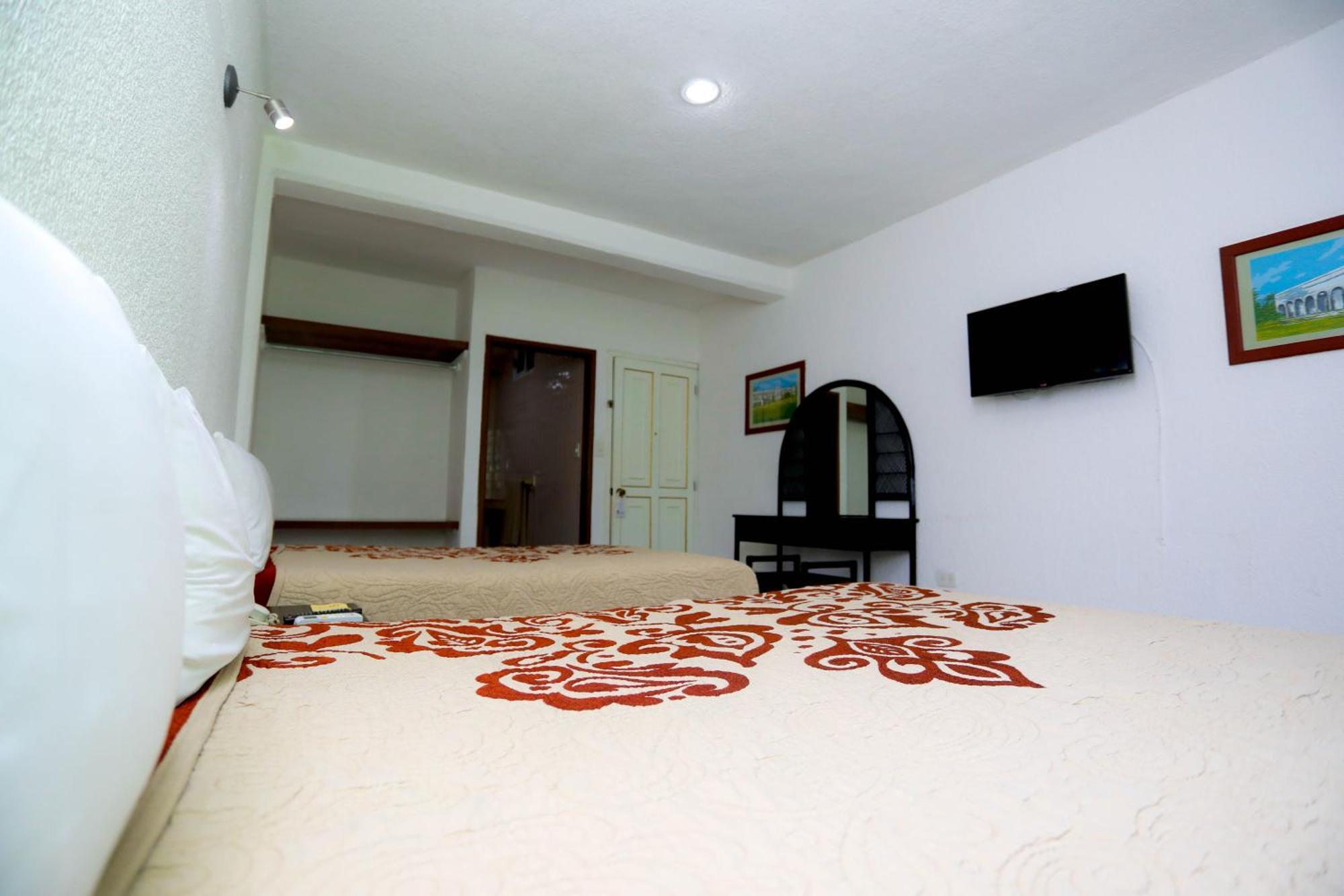 Hotel Maria De Lourdes Cancun Bagian luar foto